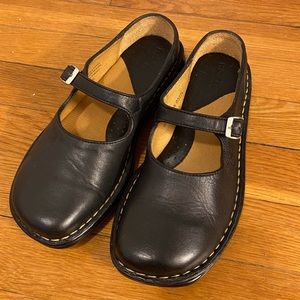 NWOT Born Slip On Mary Jane Shoes